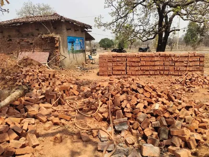 निर्माणाधीन हाई स्कूल में भ्रष्टाचार का खेल, छात्रों की जिंदगी दांव पर