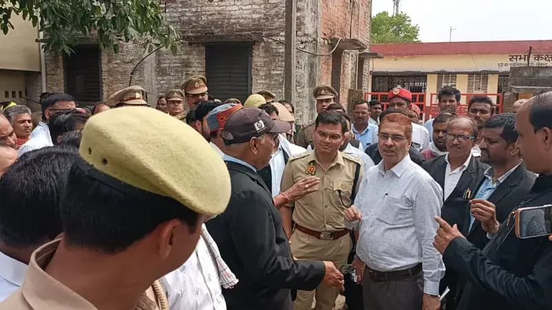 दुद्धी बार एसोसिएशन ने जिलाधिकारी को सौंपे तीन प्रमुख मांग पत्र, मुंसिफ कोर्ट परिसर का हुआ निरीक्षण