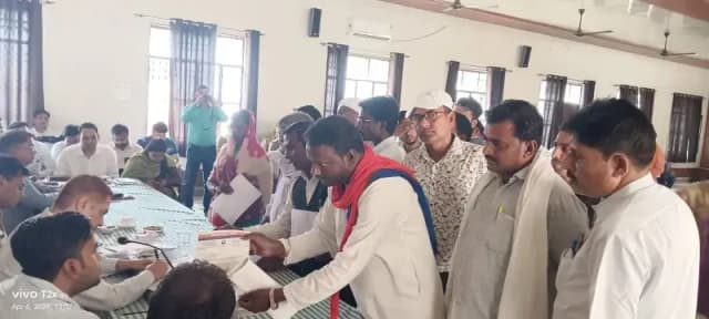 नमामि गंगे योजना की धीमी रफ्तार से गहराया जल संकट, अपना दल (एस) ने डीएम को सौंपा ज्ञापन