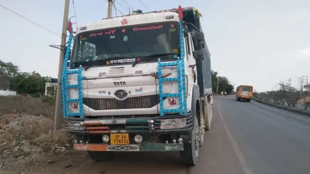 हाईवा के चपेट में आए बाइक सवार, पिता पुत्र घायल। 