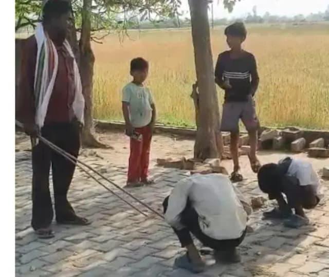 तालाब में मछली पकड़ने पर नाबालिगों को दी क्रूर सजा, ‘मुर्गा’ बनाकर प्रताड़ित करने वाला आरोपी गिरफ्तार।