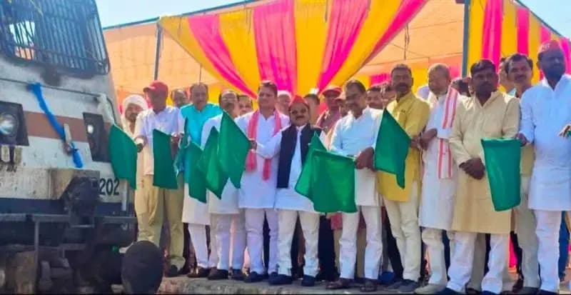 ओबरा स्टेशन से धनबाद–मुंबई लोकमान्य तिलक एक्सप्रेस को सांसद ने दिखाई हरी झंडी, ओवरब्रिज का भी किया उद्घाटन।