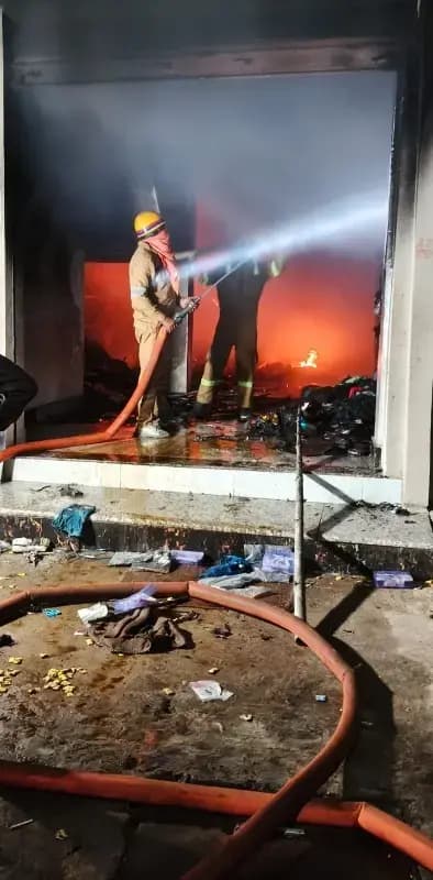 वैरायटी बाजार के दुकान में लगी आग, लाखों का सामान जलकर राख 