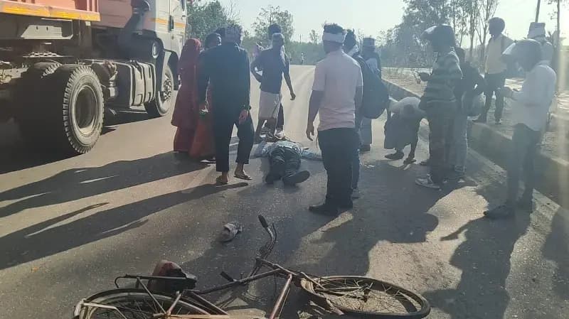 टेलर ने साईकिल सवार को मारा जोरदार टक्कर घायल