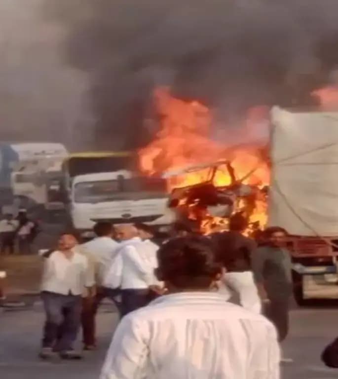 लोग बचाने दौड़े, पर नहीं बच सके ड्राइवर… सोनभद्र में दो ट्रकों की टक्कर के बाद जिंदा जले चालक। 