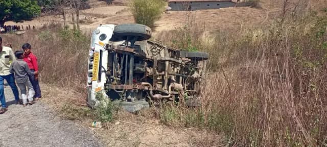 सवारियों से भरी पिकअप अनियंत्रित होकर पलटी, दर्जन भर से ज्यादा यात्री घायल