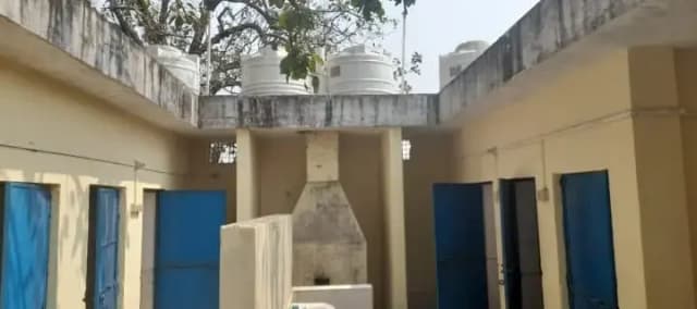 बिजली के अभाव में बेकार पड़ा सामुदायिक शौचालय — जामपानी गांव के ग्रामीण परेशान