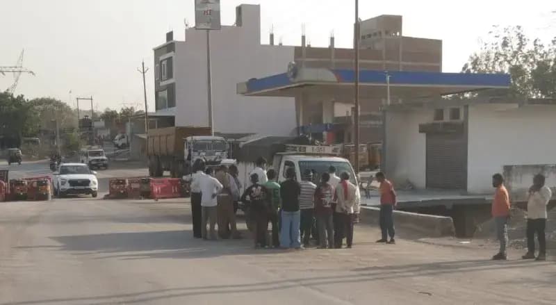 मैजिक के धक्के से बाइक सवार दो युवक घायल 