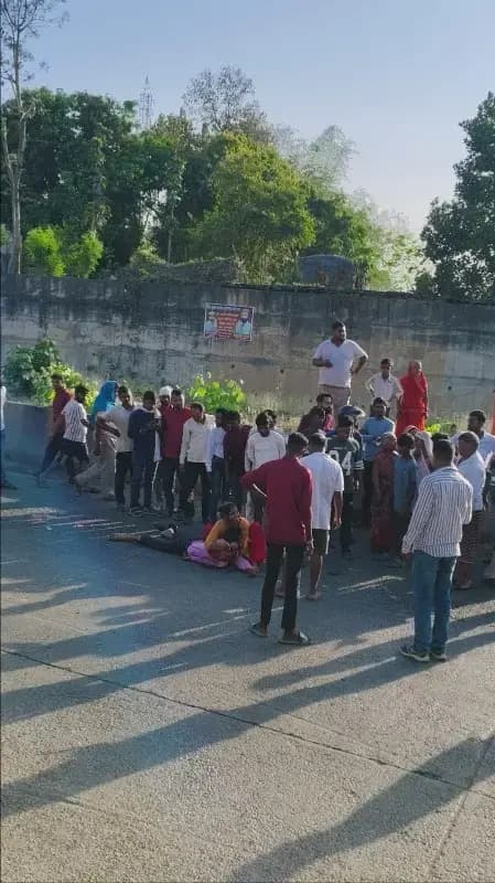 वाहन की चपेट में आने से बाइक सवार पिता पुत्र की मौत 