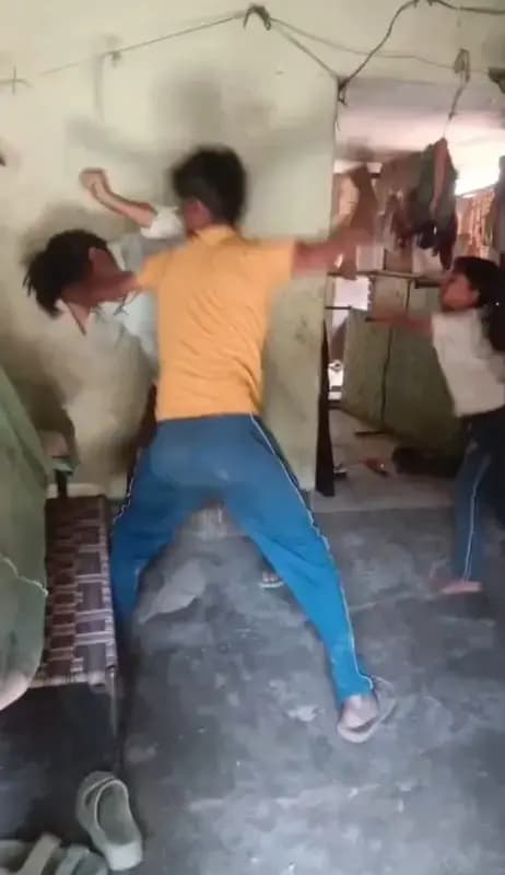 वायरल विडियो- जमीन बटवारे को लेकर सगे छोटे भाई ने अपनी पत्नी एंव बेटे के साथ मिलकर बडे भाई को लाठी राड से पिटकर किया जख्मी।