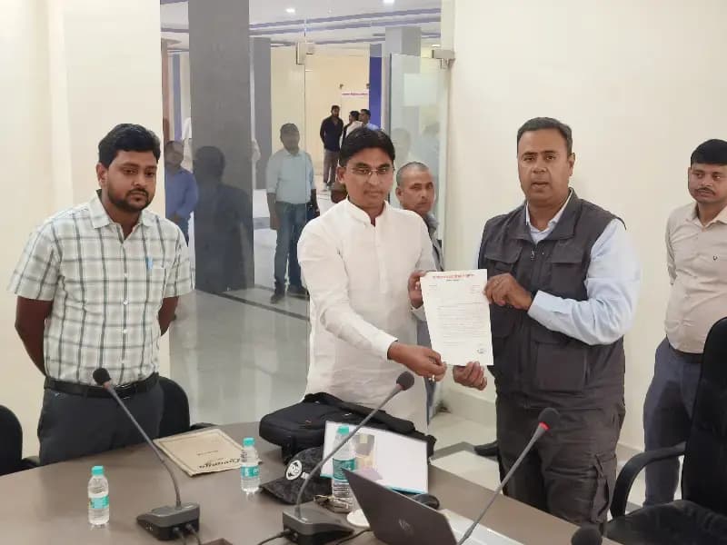 दो दिवसीय दौरे पर चोपन पहुंचे डीआरएम, अमृत भारत स्टेशन के कार्यों का किया निरीक्षण