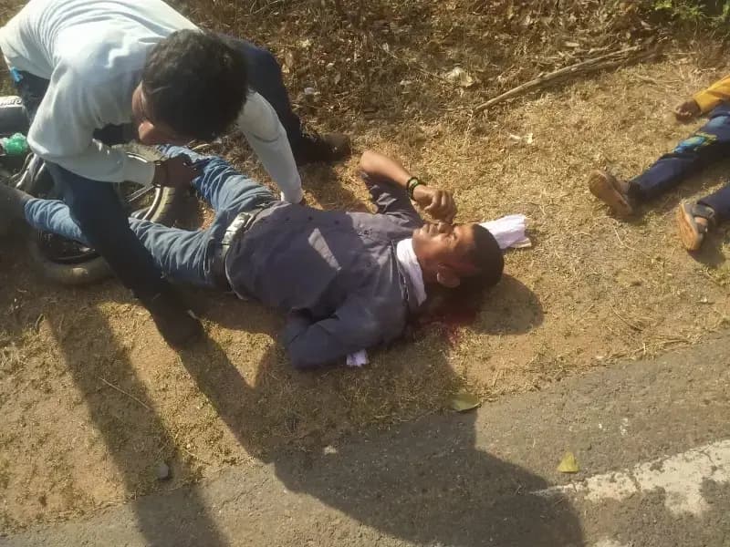 बभनी-रेणुकूट मार्ग पर सड़क हादसा: बिजली के पोल से टकराई बाइक, युवक व बच्चा घायल