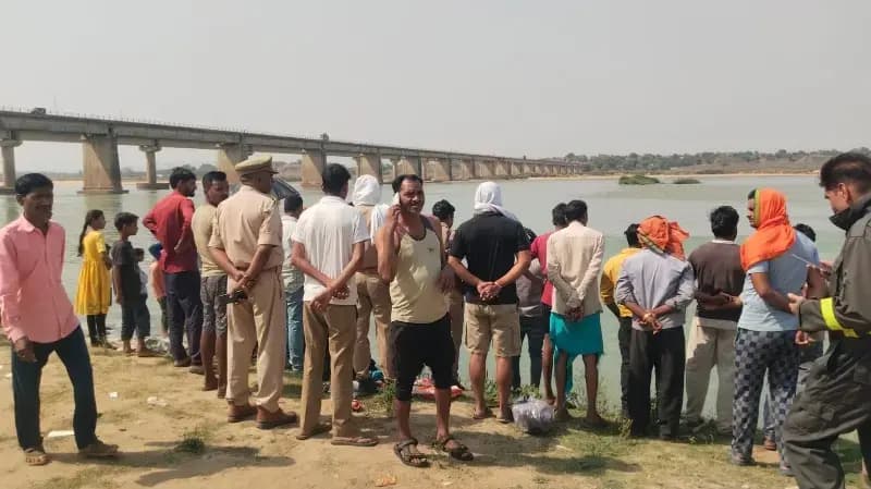 - सोन नदी के छठ घाट पर युवक डूबा, मचा हड़कंप