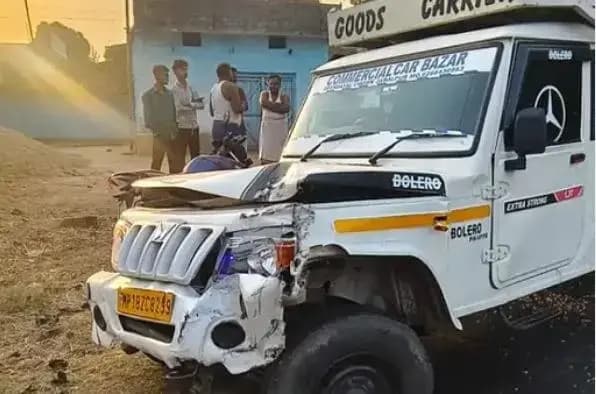 म्योरपुर के देवरी में पिकअप-ट्रक की जोरदार टक्कर, बाल-बाल बचे चालक