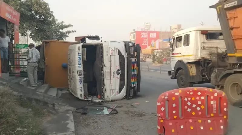 अनियंत्रित होकर ट्रेलर पलटी, चालक घायल 