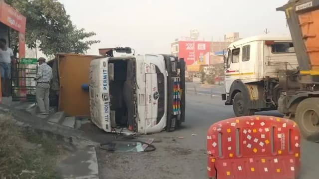 अनियंत्रित होकर ट्रेलर पलटी, चालक घायल 