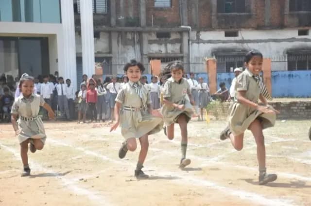 चार दिवसीय अंतर विद्यालय खेलकूद प्रतियोगिता का भव्य शुभारंभ प्रतिभागियों में दिखा जोश