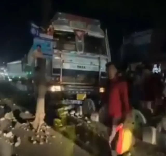 रेणुकूट बाजार में बड़ा हादसा होते होते बचा, अनियंत्रित बल्कर ने बिजली के खंभे को मारी टक्कर