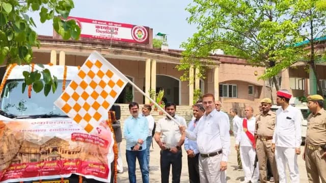 सोमनाथ स्वाभिमान पर्व: जिलाधिकारी ने हरी झंडी दिखाकर यात्रियों की बस को किया रवाना