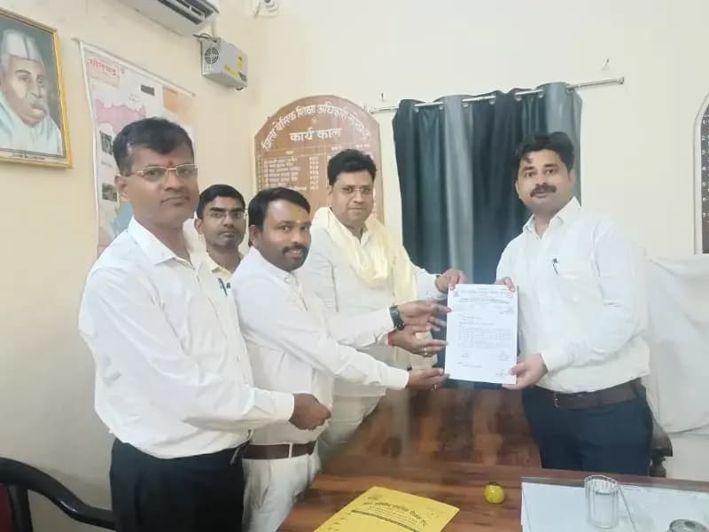 परिषदीय विद्यालयों के समय में परिवर्तन करने की मांग को लेकर उत्तर प्रदेशीय प्राथमिक शिक्षक संघ ने जिला बेसिक शिक्षा अधिकारी सोनभद्र को सौंपा ज्ञापन