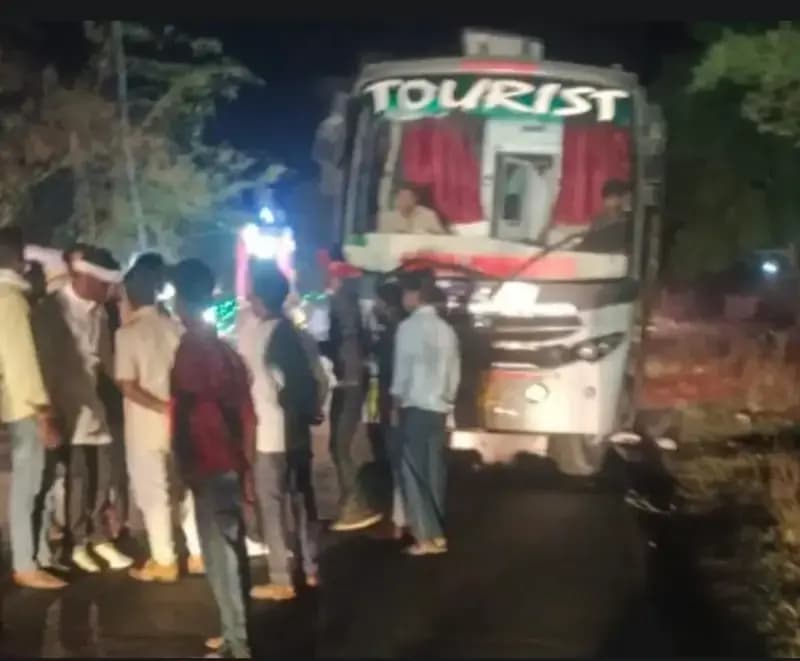 बारात की खुशियां मातम में बदलीं, तेज रफ्तार बस ने 14 वर्षीय किशोर को रौंदने से दर्दनाक मौत