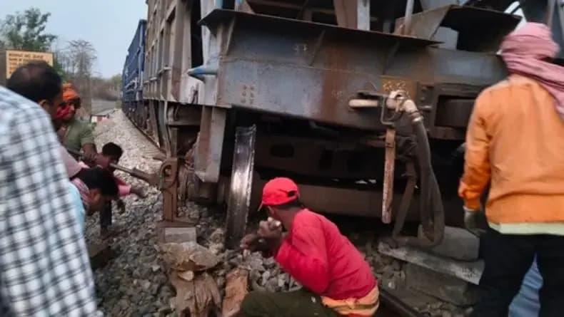 Sonbhadra : म्योरपुर में मालगाड़ी बेपटरी, रेल यातायात प्रभावित. 