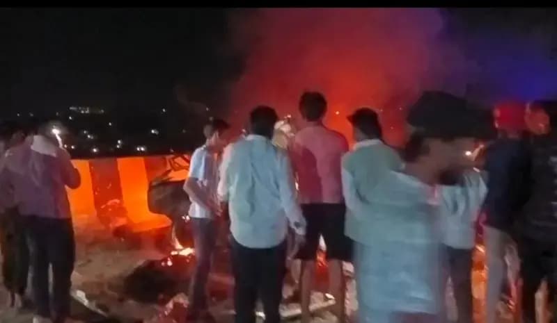 Mirzapur Road Accident:बोलेरो ने ट्रक में मारी टक्कर, पिता पुत्र व पत्नी सहित 11 लोगों की जिंदा जलकर मौत