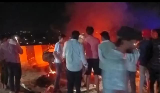 Mirzapur Road Accident:बोलेरो ने ट्रक में मारी टक्कर, पिता पुत्र व पत्नी सहित 11 लोगों की जिंदा जलकर मौत