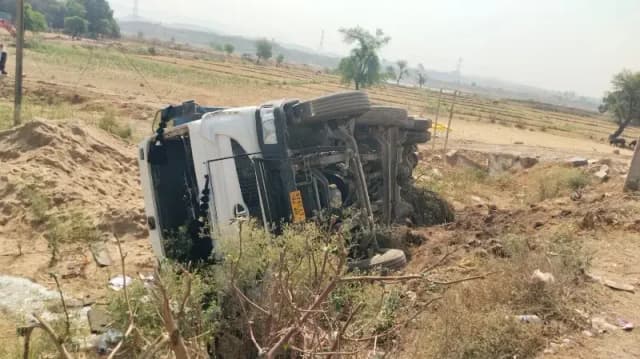 Sonbhadra News : बालू लदे ट्रक के पलटने से चालक की दर्दनाक मौत, खेवधा मोड़ पर हादसा