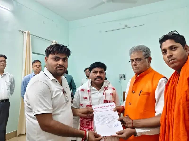 चुर्क नगर पंचायत के सभासदों ने वन मंत्री को सौंपा ज्ञापन, पेयजल व सड़क समस्या उठाई. 