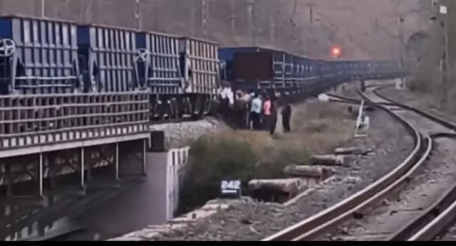 मालगाड़ी पटरी से उतरी, रेल यातायात प्रभावित