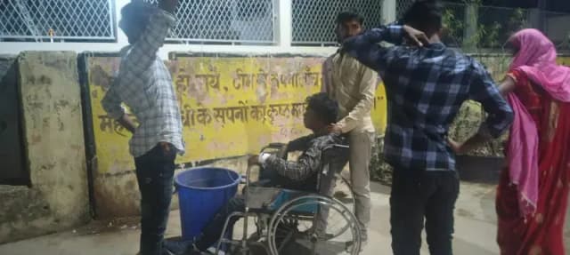 युवक ने कीटनाशक पीकर उठाया खतरनाक कदम, जिला अस्पताल रेफर