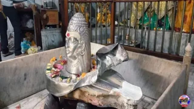 Sonbhadra News : अनपरा शिव मंदिर में चोरी - दानपेटियां तोड़ीं, चांदी का नाग देवता भी ले उड़े चोर