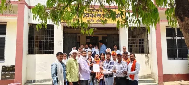 दुद्धी में ग्राम रोजगार सेवकों का प्रदर्शन, 10 सूत्रीय मांगों को लेकर मुख्यमंत्री के नाम सौंपा ज्ञापन।