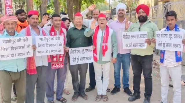 Sonbhadra News : गाजीपुर की बेटी निशा विश्वकर्मा की हत्या को लेकर सोनभद्र में सपा का प्रदर्शन, न्याय दिलाने की मांग तेज.