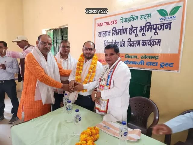 ब्लॉक प्रमुख म्योरपुर मान सिंह ने किया तालाब निर्माण हेतु भूमिपूजन, किसानों को मिले स्प्रिंकलर सेट : विधान संस्था की विशेष पहल।