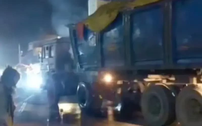 सोनभद्र में कोयला लदे ट्रक में लगी आग, बाजार में मची अफरा-तफरी