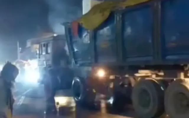 सोनभद्र में कोयला लदे ट्रक में लगी आग, बाजार में मची अफरा-तफरी