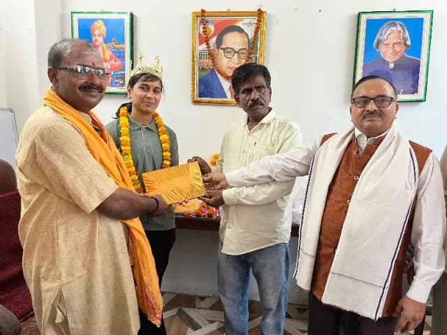 अखिल भारतीय हमारा समाज पार्टी ने हाई स्कूल बोर्ड परीक्षा 2026 में उत्कृष्ट प्रदर्शन करने पर सौम्या बंसल को किया सम्मानित