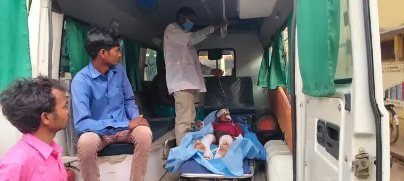 पेड़ से फल तोड़ने के दौरान हाइटेंशन तार के चपेट में आने युवक घायल, रेफर 