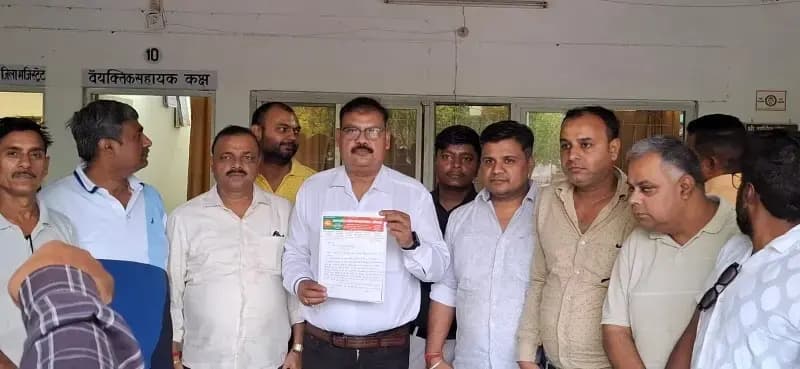 सोनभद्र: व्यापार संगठन ने डीएम को सौंपा मांगपत्र, उद्योग-पर्यटन विकास पर दिया जोर