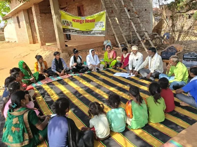 मरूवट गांव में मजदूर दिवस पर जागरूकता कार्यक्रम आयोजित