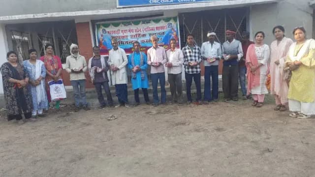 मजदूर दिवस पर श्रमिकों का सम्मान, गमछा, गुड़ और छाछ वितरित
