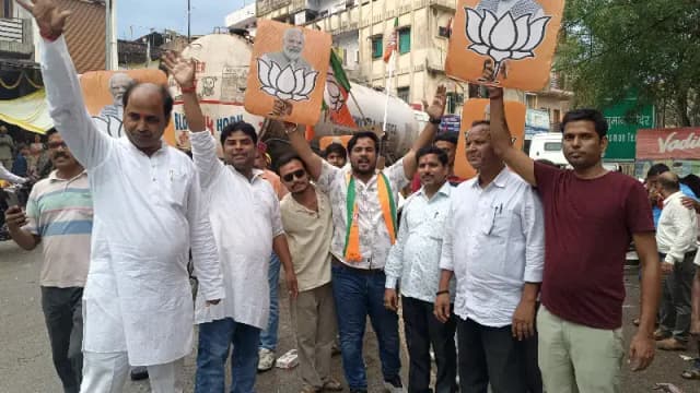 पश्चिम बंगाल व असम में भाजपा की जीत पर दुद्धी में जश्न, ढोल-नगाड़ों व पटाखों से गूंजा माहौल