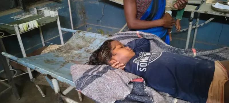 बाइक ने किशोरी को मारी टक्कर, कूल्हे की हड्डी टूटी, जिला अस्पताल रेफर
