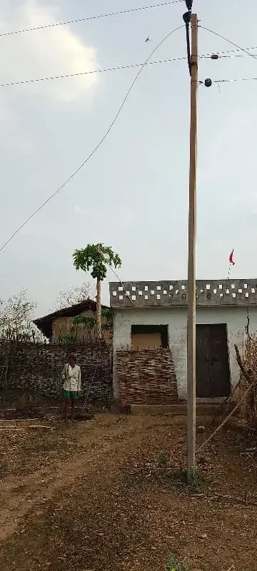 जर्जर विद्युत तार गिरने से लगी आग, करंट की चपेट में आने से बाल-बाल बचे लोग
