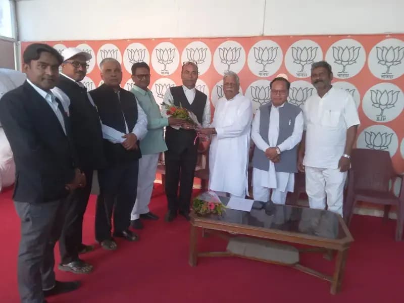 दुद्धी रेलवे स्टेशन पर विभिन्न ट्रेनों के ठहराव की उठी मांग, सांसद बीडी राम से मिला प्रतिनिधिमंडल