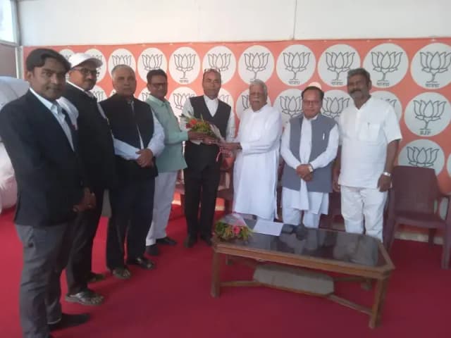 दुद्धी रेलवे स्टेशन पर विभिन्न ट्रेनों के ठहराव की उठी मांग, सांसद बीडी राम से मिला प्रतिनिधिमंडल