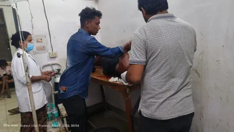 बाइक सवार युवक अनियंत्रित होकर गड्ढें में गिरा,लोहे का सरिया सिर में घुसा,रेफर