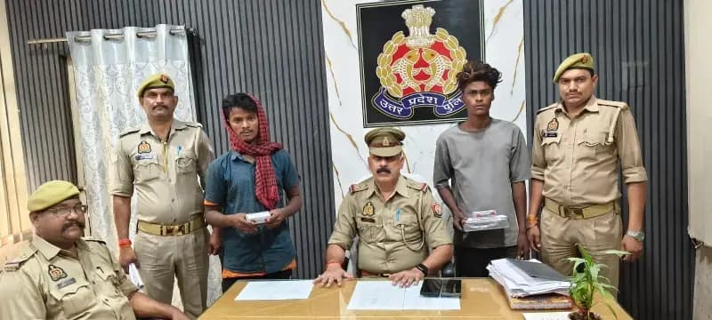 मंदिर में चोरी करने वाले दो शातिर अभियुक्त गिरफ्तार, चोरी का सामान और नगदी बरामद।